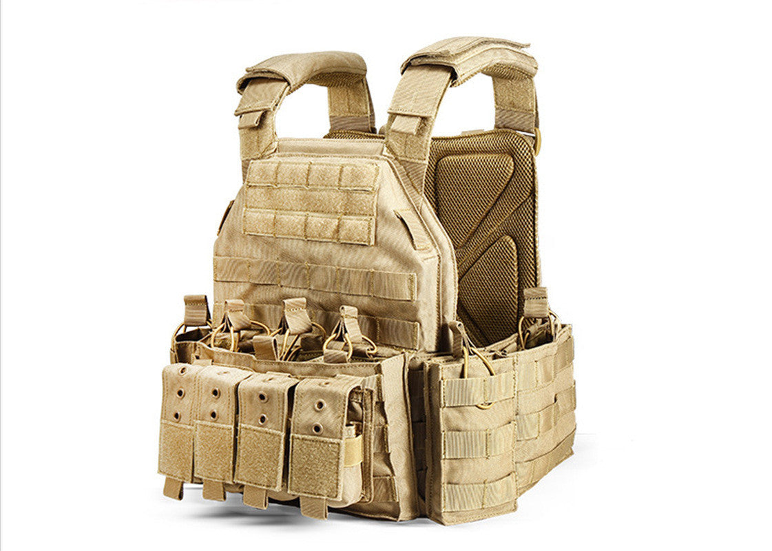 The Last Aztec, Tactical camouflage JPC lightweight vest vest