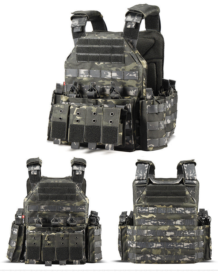 The Last Aztec, Tactical camouflage JPC lightweight vest vest