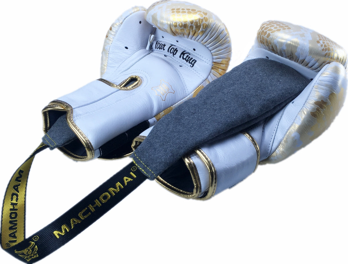 The Last Aztec, Boxing gloves moistureproof bag