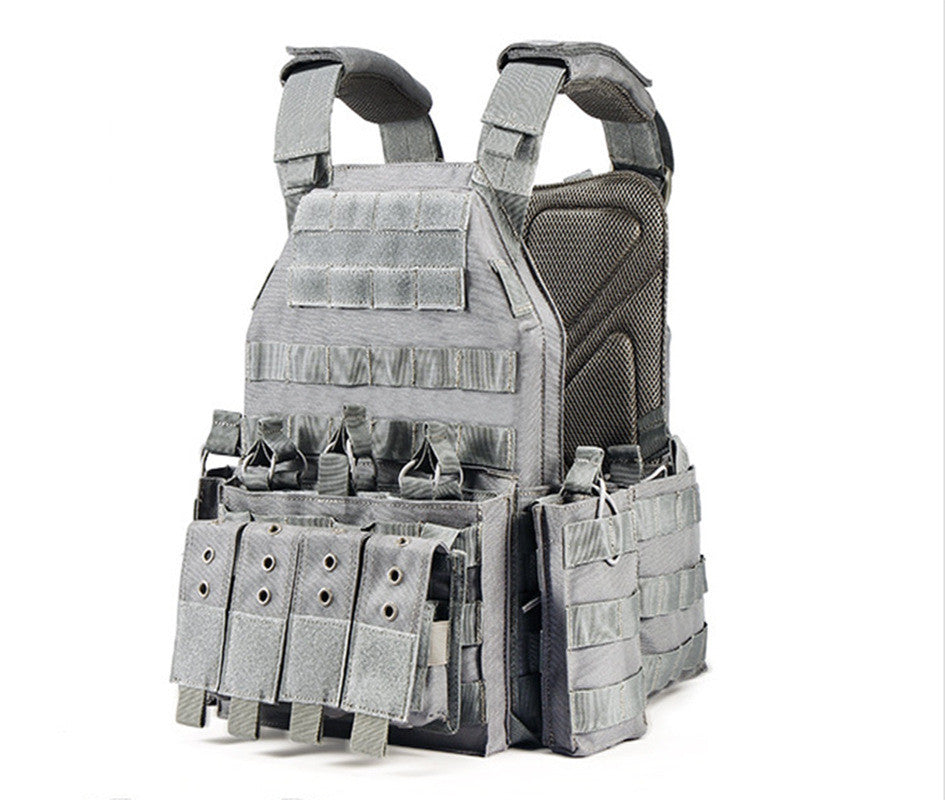 The Last Aztec, Tactical camouflage JPC lightweight vest vest